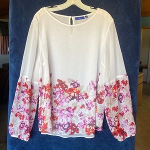 Apt 9 XL floral top/ great condition, Light weight, inside camisole, & easy care